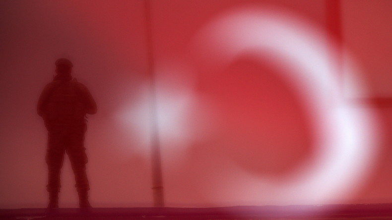 Sondage : les Français croient en majorité que la Turquie ferme les yeux face au commerce avec Daesh