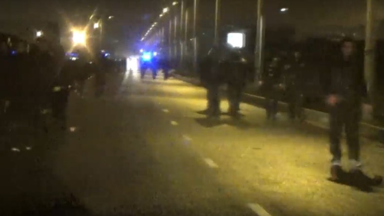 Plus de 1 000 migrants ont tenté d'entrer de force dans le tunnel sous la Manche (VIDEO)