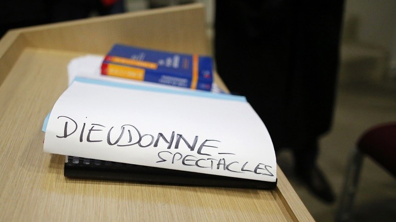 Dieudonné apporte 5000 photos de «quenelles» au tribunal pour prouver que ce geste n'est pas raciste