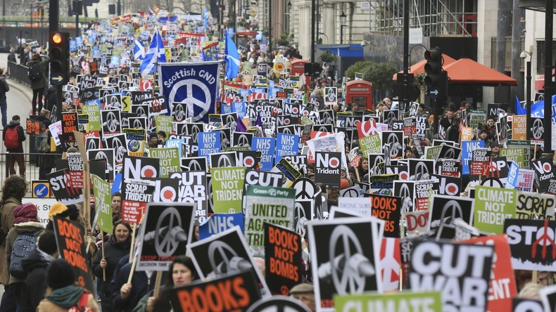 Londres : des milliers de manifestants protestent contre le programme nucléaire britannique Trident