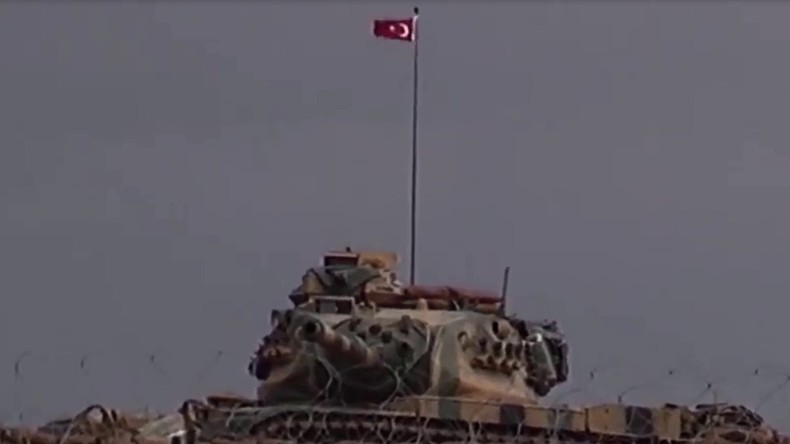Alors que la trêve s'installe en Syrie, la Turquie équipe ses bases proches de la frontière (VIDEO)