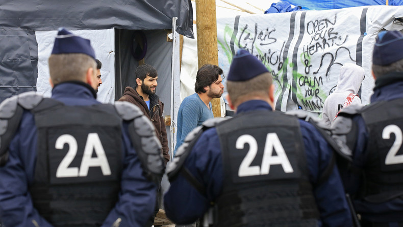 La démolition de la Jungle de Calais est en cours malgré les protestations (VIDEOS)