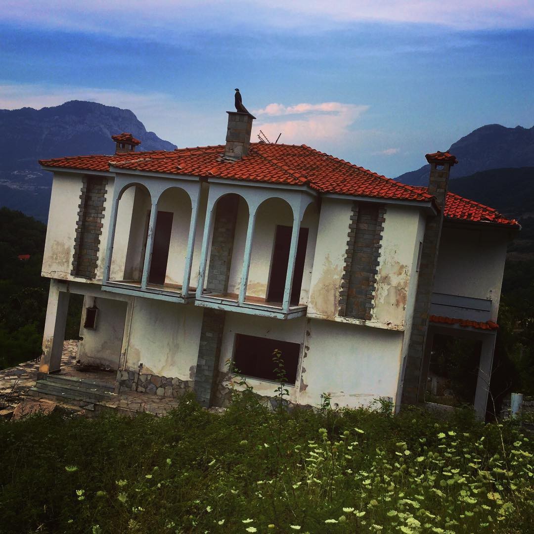 Un village grec, ignoré par le gouvernement, attend d'être avalé par une montagne (PHOTOS, VIDEO)