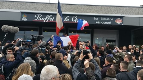Le général Piquemal se prononce devant les manifestants à Calais