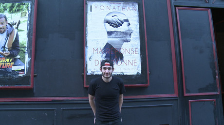 Yonathan Sayada devant le théâtre de la Main d'Or à Paris 