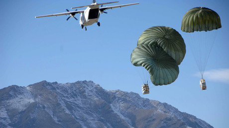 Le CASA C-212 de Blackwater dans le ciel de l’Afghanistan en train de larguer des provisions aux soldats de l’armée américaine.