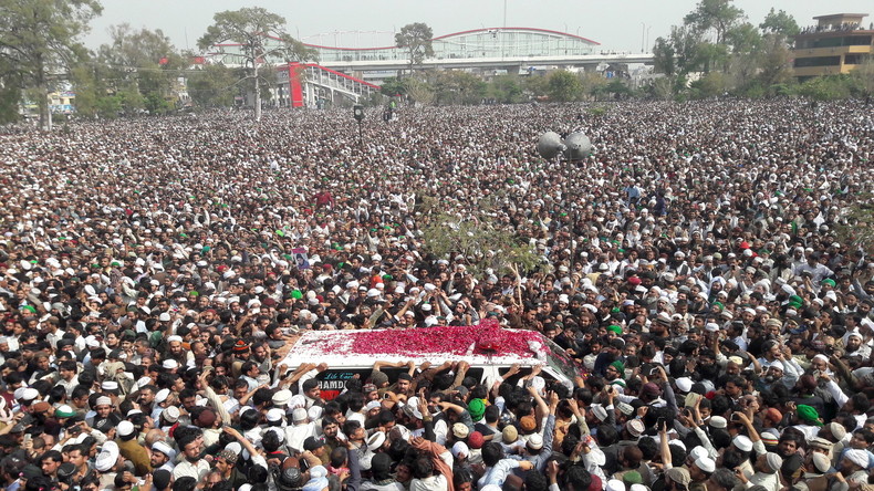 Pakistan : 100 000 personnes aux funérailles du meurtrier d'un gouverneur (VIDEOS, PHOTOS)