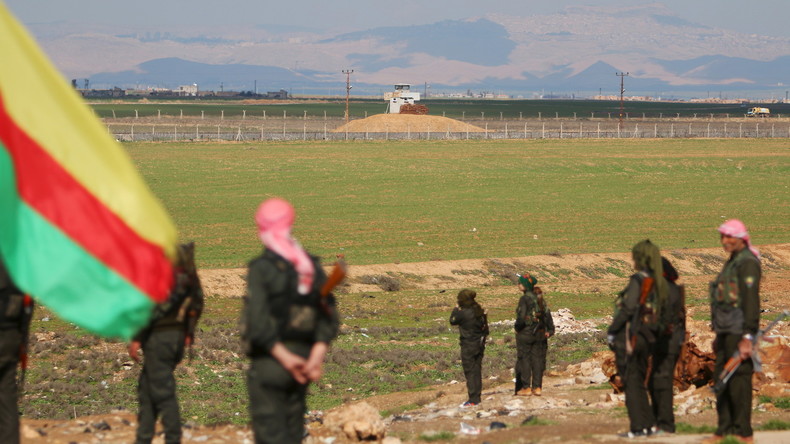 Moscou : la Turquie continue de bombarder les positions kurdes, soutenant le Front Al-Nosra