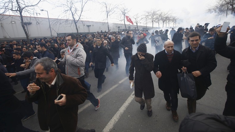 Manifestation pour la liberté de presse à Istanbul : la journaliste de RT victime de gaz lacrymogène