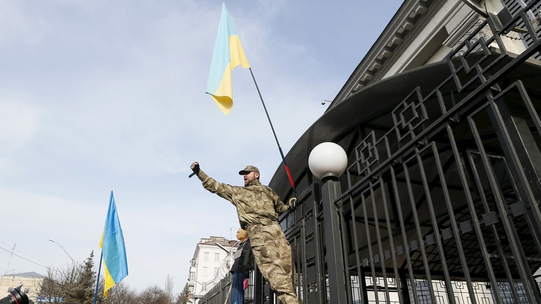 Des manifestants ont planté un drapeau ukrainien sur la clôture de l’ambassade de Russie à Kiev