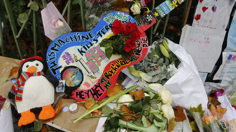 Attaques de Paris : le leader des Eagles of Death Metal s’en prend à la sécurité du Bataclan