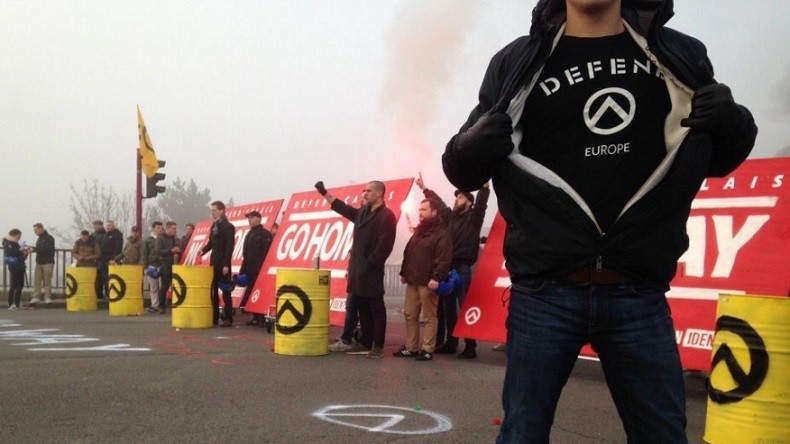 Des manifestants identitaires ont bloqué aux migrants les voies d'accès à la ville de Calais