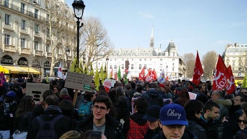 Plusieurs centaines de personnes dans les rues de Paris contre l'Etat d'urgence