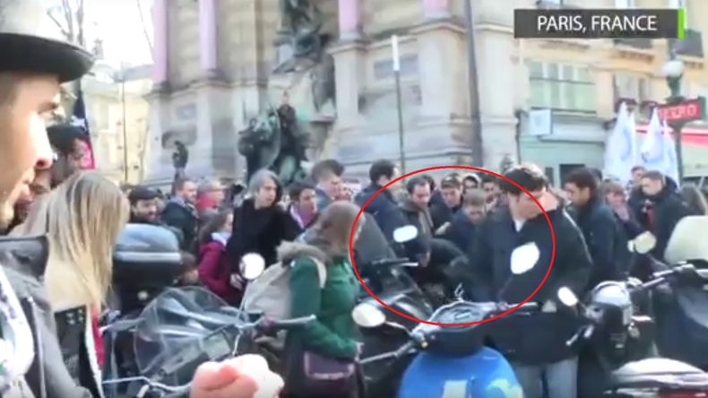 Des antifas agressent un journaliste à la manifestation contre l'état d'urgence (VIDEO)