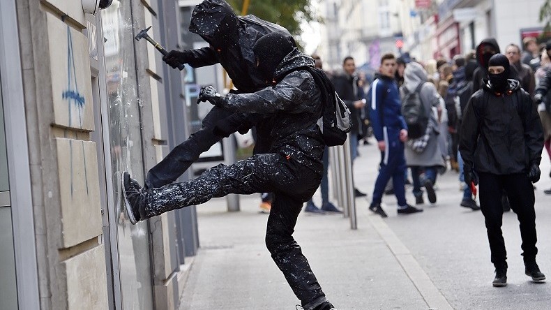 Un peu partout en France, les manifestations étudiantes contre la Loi Travail dégénèrent (VIDEOS)