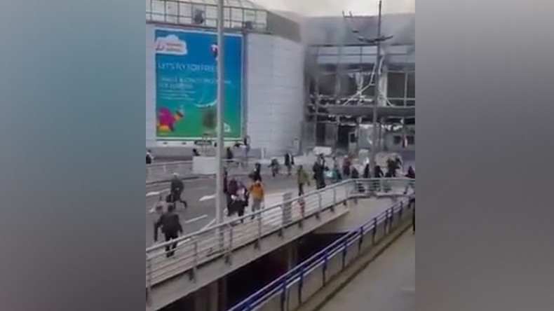 Des voyageurs terrifiés par deux explosions fuient le terminal de l’aéroport de Bruxelles (VIDEOS)