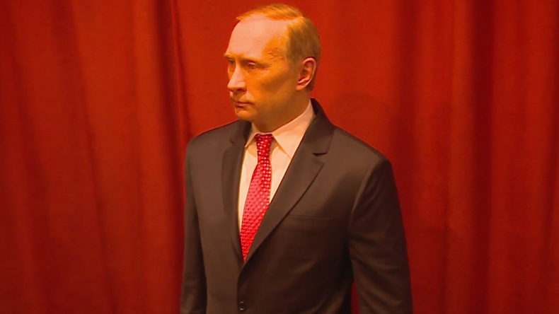 Les Serbes érigent une statue de cire de Vladimir Poutine pour son soutien à la Serbie (VIDEO)