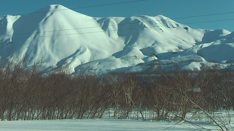 Les fusiliers marins russes déclenchent des avalanches depuis les volcans du Kamtchatka (VIDEO)