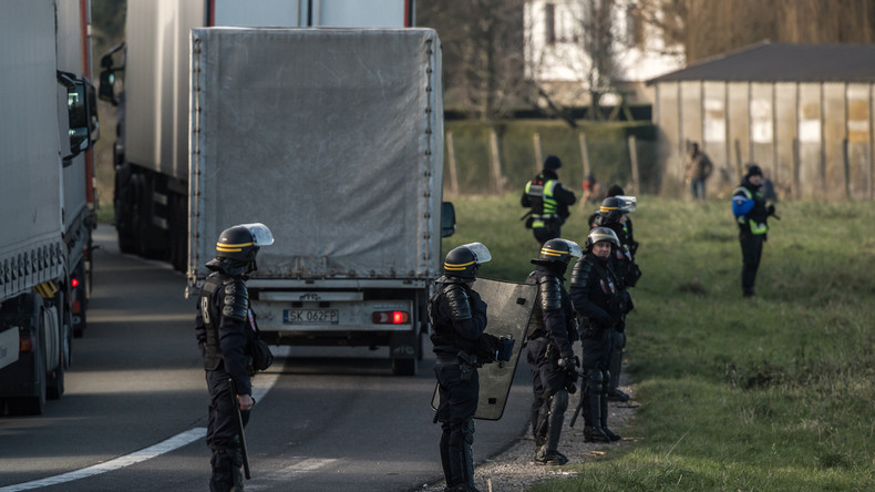 Des dizaines de migrants bloquent la rocade portuaire de Calais, des heurts éclatent (PHOTOS, VIDEO)