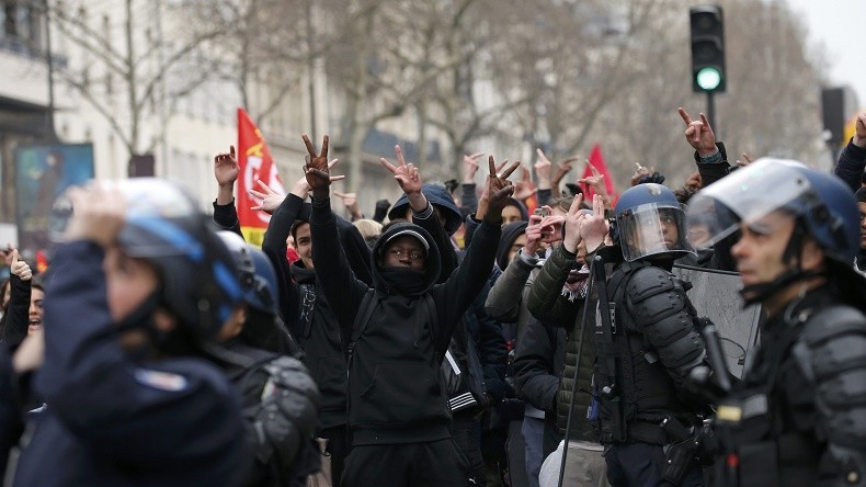 EN CONTINU : 100 interpellations et 13 CRS blessés dans les manifestations contre la Loi Travail