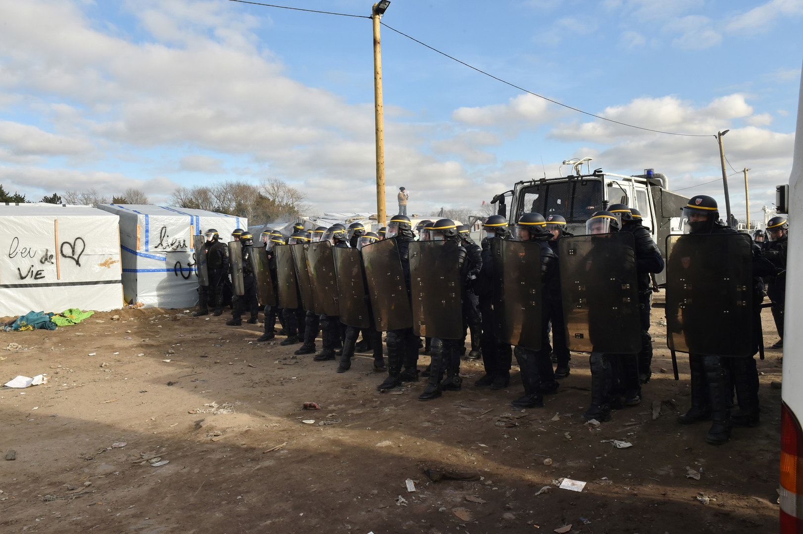 Evacuation de Calais : violents affrontements, les No Borders en ligne de mire (VIDEOS, PHOTOS)