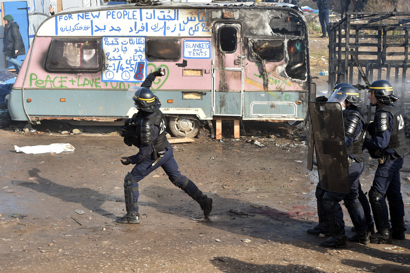 Evacuation de Calais : violents affrontements, les No Borders en ligne de mire (VIDEOS, PHOTOS)