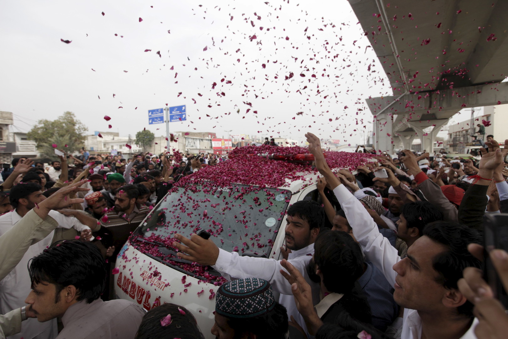 Pakistan : 100 000 personnes aux funérailles du meurtrier d'un gouverneur (VIDEOS, PHOTOS)