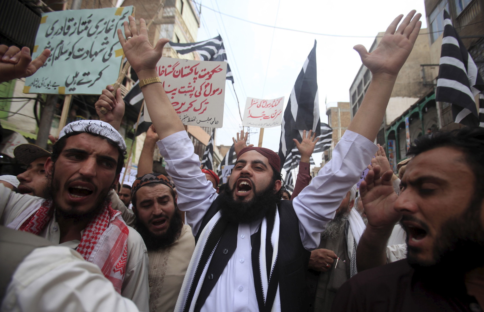 Pakistan : 100 000 personnes aux funérailles du meurtrier d'un gouverneur (VIDEOS, PHOTOS)
