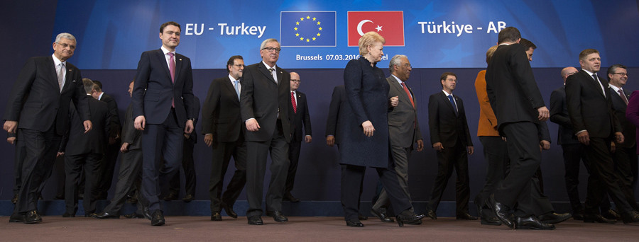 Un tour de passe-passe ? Les chefs de l’UE parlent d’un avancée vers un accord sur les réfugiés