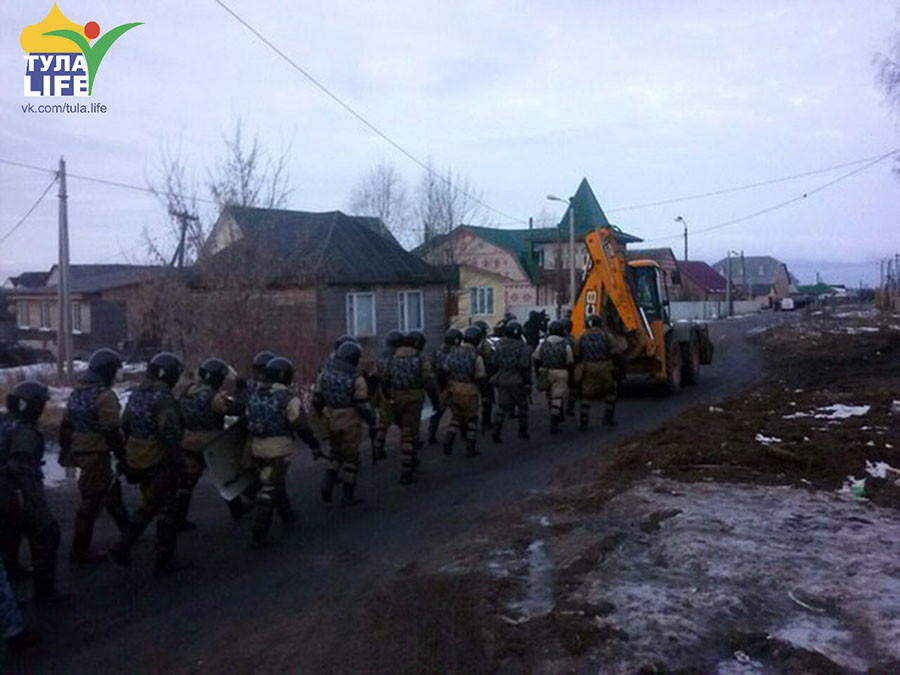 En Russie, 500 policiers viennent déloger un camp de Roms après une émeute (PHOTOS, VIDEOS CHOC)