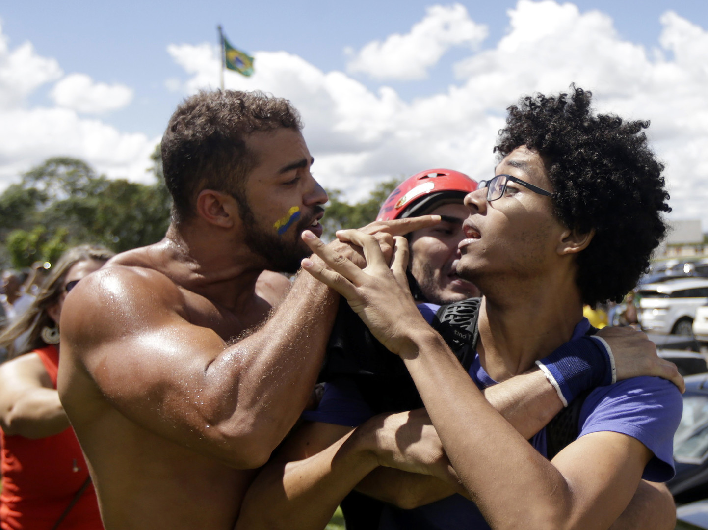Brésil: le tribunal suprême suspend la nomination de Lula qui manifeste dans la rue (PHOTOS, VIDEOS)