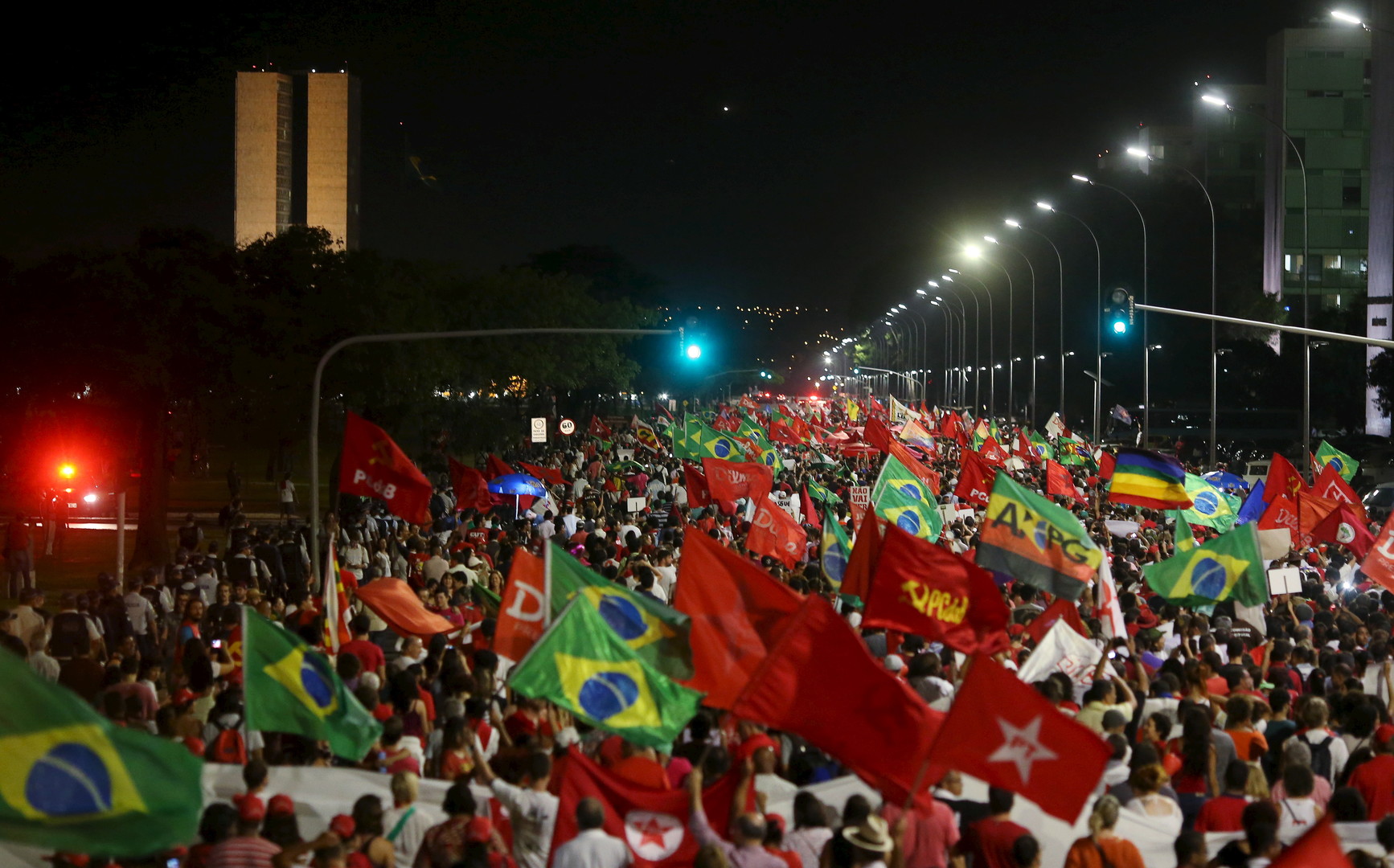 Brésil: le tribunal suprême suspend la nomination de Lula qui manifeste dans la rue (PHOTOS, VIDEOS)