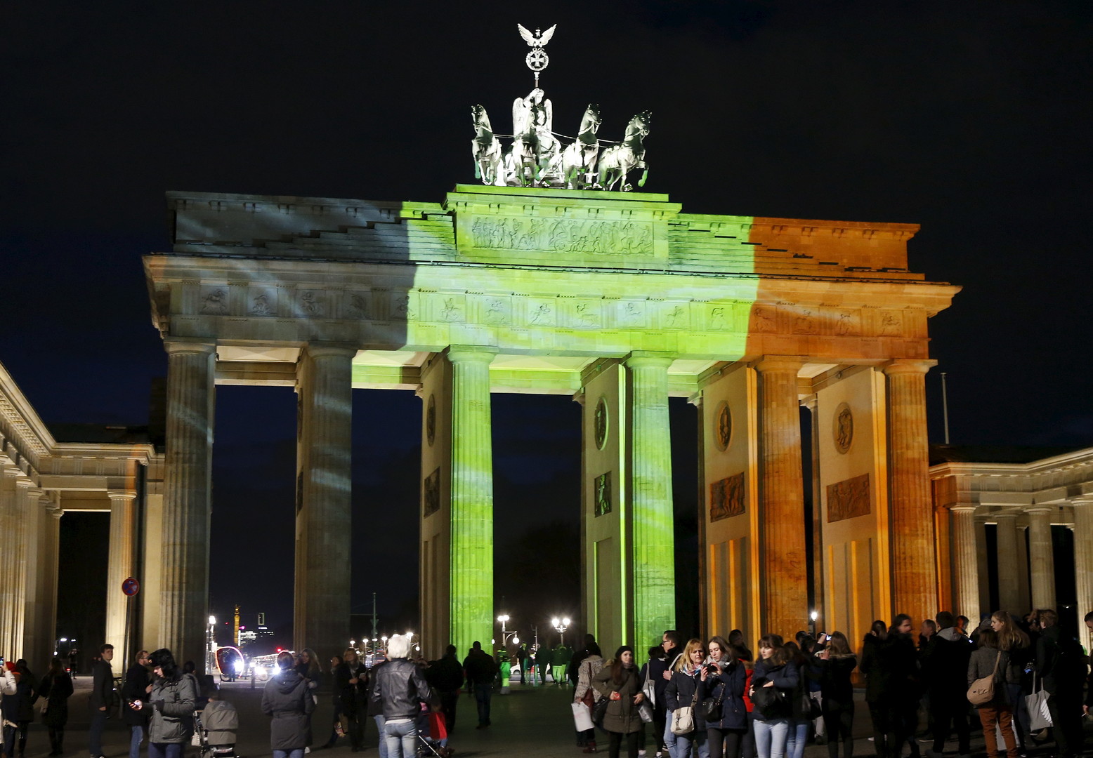 Les villes européennes aux couleurs belges en hommage aux victimes de Bruxelles (PHOTOS)