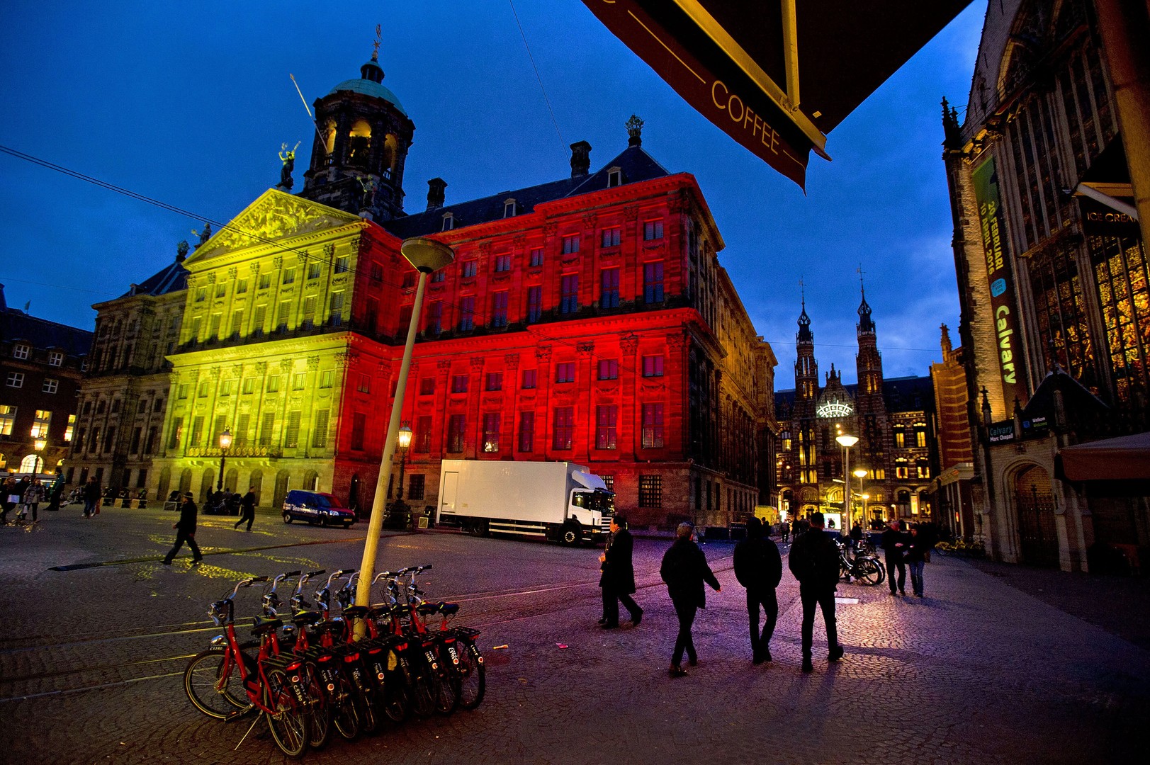 Les villes européennes aux couleurs belges en hommage aux victimes de Bruxelles (PHOTOS)