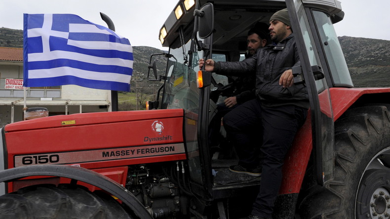Armé de son tracteur, un fermier grec a tenté de détruire un camp de réfugiés monté dans son champ