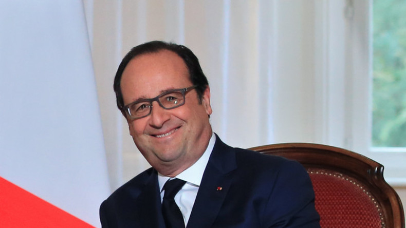 Quand la France passe la Nuit Debout, François Hollande pose avec la «Nounou d'enfer» ! (PHOTO)