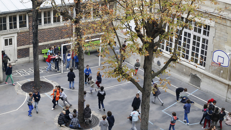 Suisse : les deux ados qui refusent de serrer la main de leur enseignante l'ont appris sur Internet