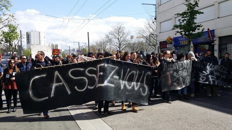 Venu parler mixité sociale à Vaulx-en-Velin, le gouvernement accueilli par des manifestants (PHOTOS)