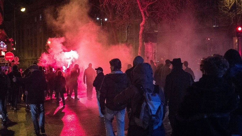 Paris : manifestants de Nuit debout et politiques d'accord pour descendre Hollande (IMAGES)
