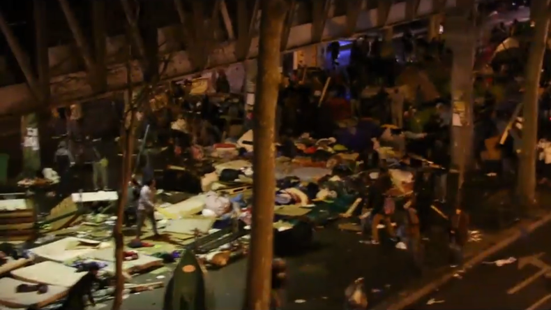 De violents affrontements éclatent entre migrants sous le pont du métro aérien de Stalingrad (VIDEO)