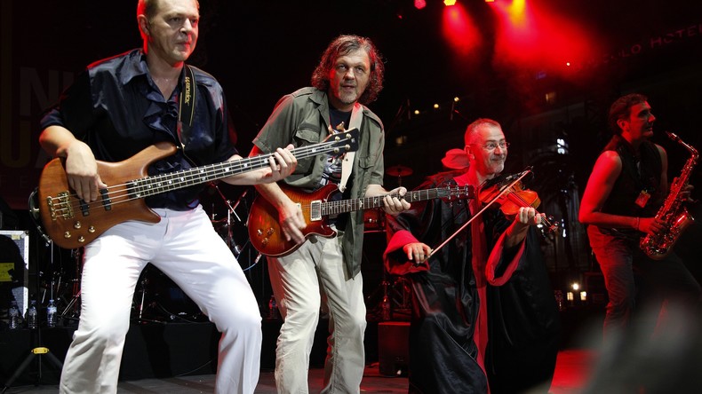 Emir Kusturica a ouvert son concert à Paris avec l’hymne russe