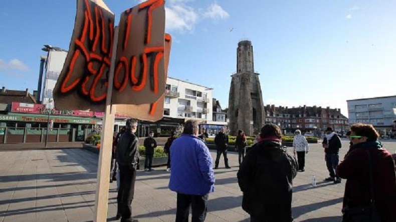 Calais : Nuit debout projette Merci patron, en dépit d'un arrêté municipal