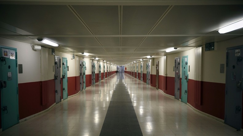Entre soutiens et insultes, les prisonniers de Fleury-Mérogis accueillent Salah Abdeslam (VIDEO)