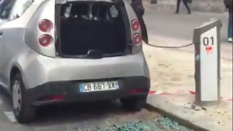 En images : gaz lacrymogènes, blessés, voitures défoncées à Paris (VIDEO, IMAGES PERTURBANTES)