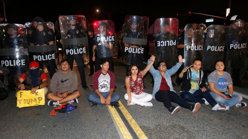 Californie : 20 manifestants anti-Trump arrêtés lors d’affrontements avec la police