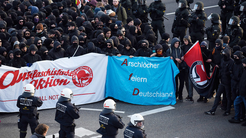 A Stuttgart, des manifestants veulent empêcher un congrès du parti anti-islam AfD : 400 arrestations