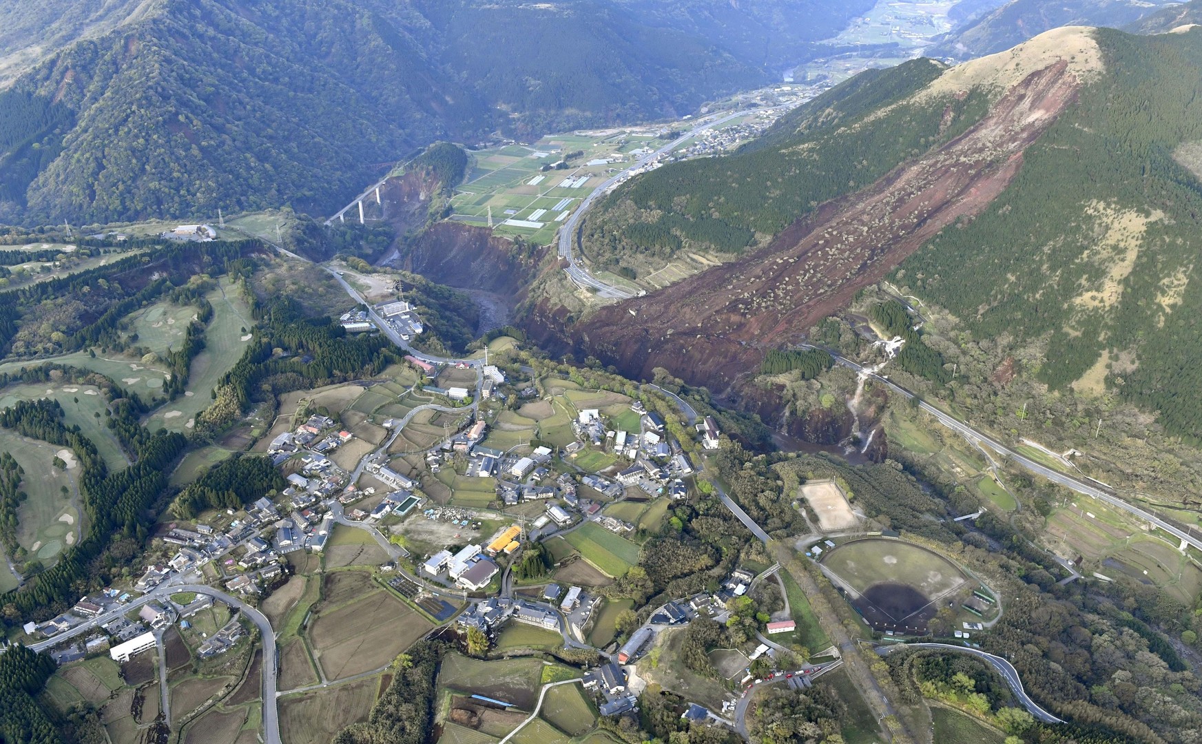 Au moins 40 morts après plusieurs séismes violents au Japon, (PHOTOS, VIDEOS)
