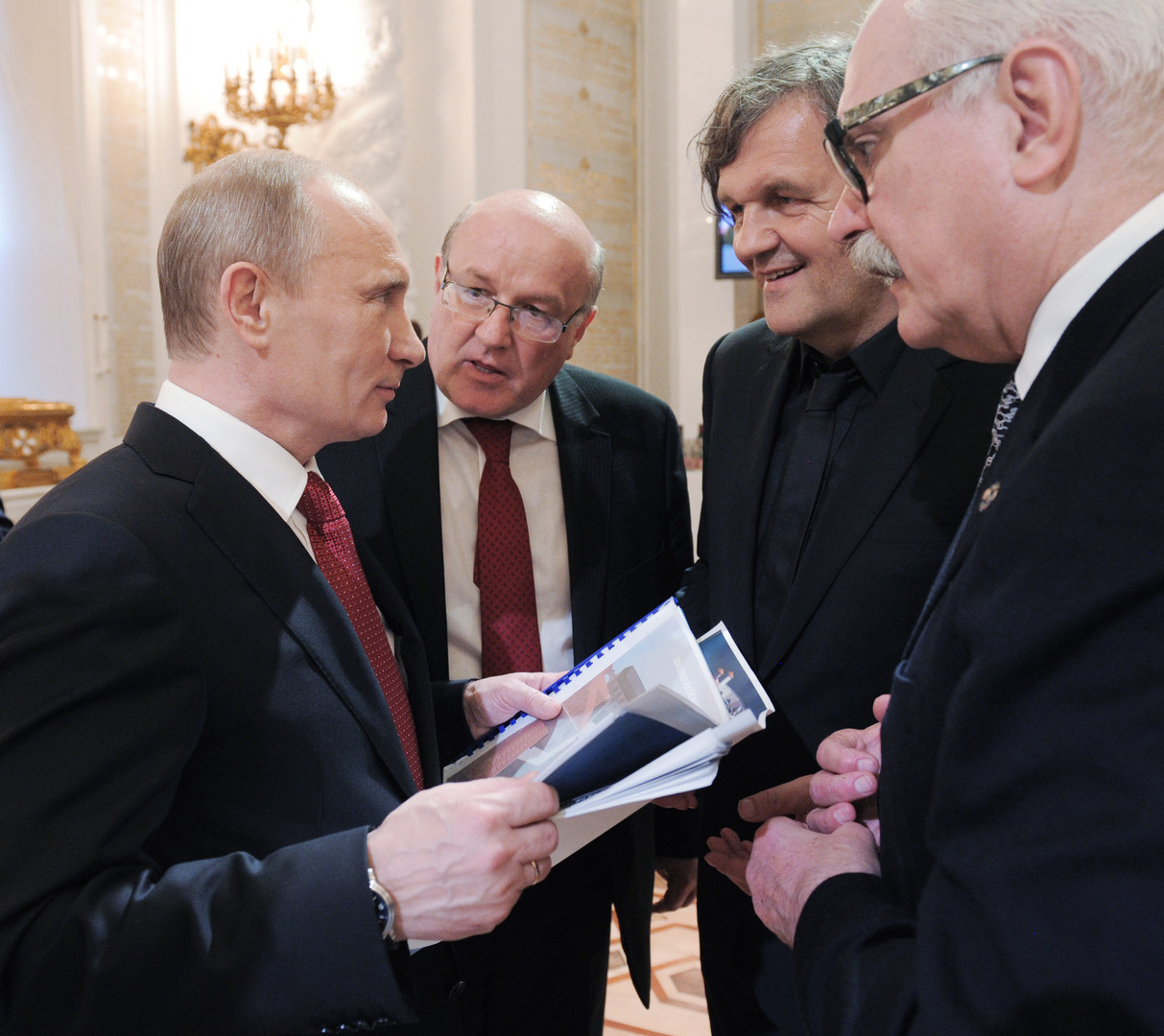 Non, ce n’est pas parce qu’il est ami avec Vladimir Poutine qu’Emir Kusturica ne sera pas à Cannes