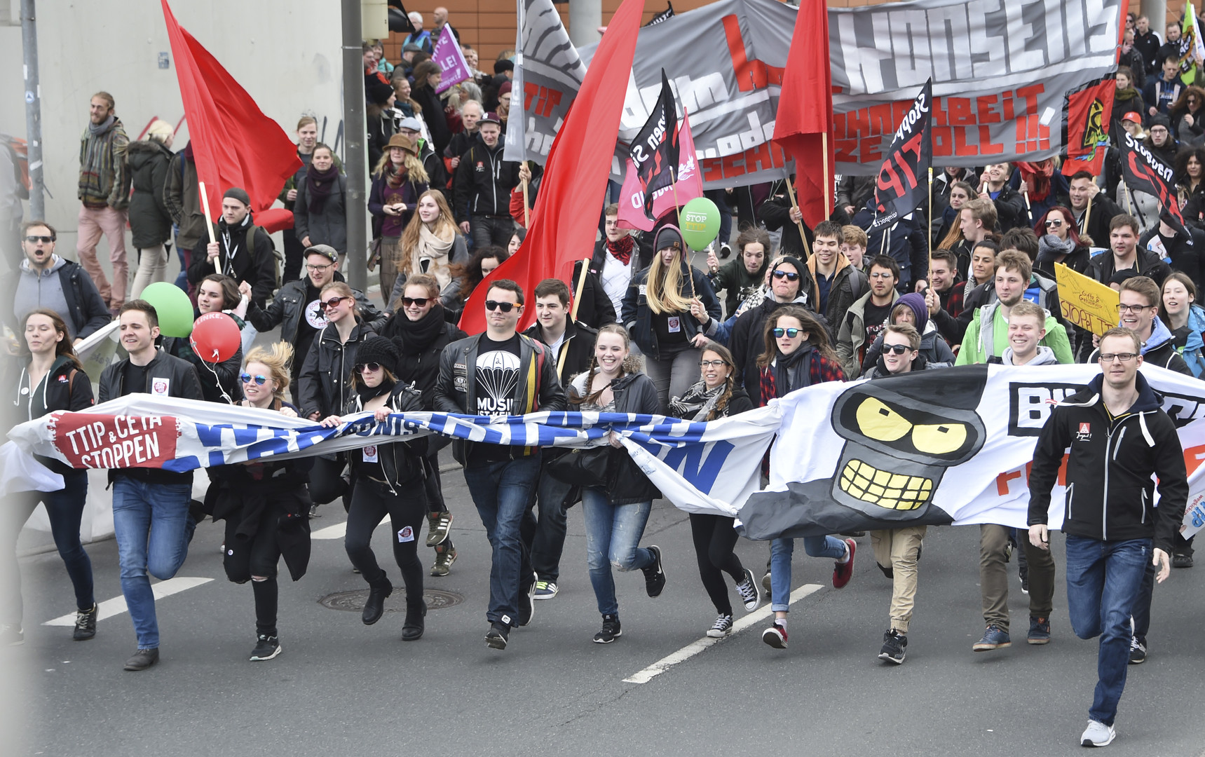 Stop TTIP : une énorme manifestation contre la zone de libre-échange transatlantique envahit Hanovre