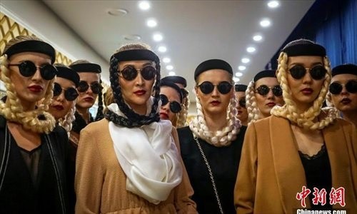 Des mannequins défilent armés de kalachnikovs à la Fashion Week du Kazakhstan